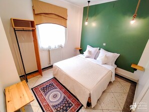 Suite – senior | Sengetøy av topp kvalitet, blendingsgardiner og strykejern/-brett