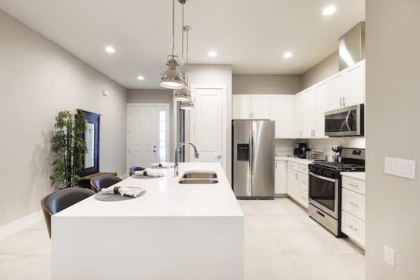 Captiva-06 (SMV104) | Private kitchen | Fridge, microwave, oven, stovetop