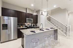 Keywest-14 (SMV125) | Private kitchen | Fridge, microwave, oven, stovetop - Summerville Vacation Homes by Columbia Management (Kissimmee)