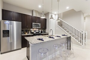 Casa geminada superluxo, 4 quartos, vista para o resort (24) | Cozinha privada | Geladeira, micro-ondas, fogão, cooktop