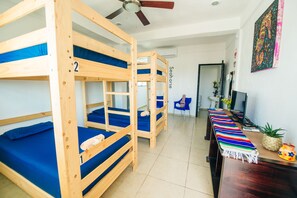 cama en dormitorio compartido mixto para 4 personas  | View from room - The Mermaid Hostel Beach - Adults Only (Cancun)