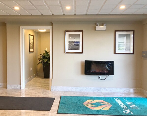 Lobby - Seasons Inn Halifax (Halifax)
