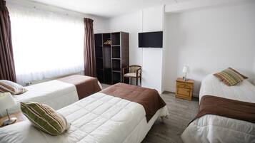 Triple Room, 3 Twin Beds | Blackout drapes, iron/ironing board, free WiFi