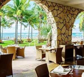 2 restaurants, spécialités Cuisine internationale