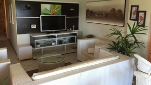 Apartamento, 3 quartos com vista para o mar (pre-pago atraves de transferencia bancaria) | Oppholdsrom | Flatskjerm-TV