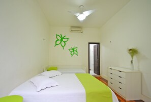 Apartamento, 3 quartos | 1 quarto, escrivaninha, cortinas blackout, ferros/tábuas de passar roupa