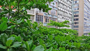 Ein mehrgeschossiges Gebäude mit Balkonen und Klimaanlagen.