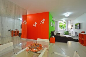 Apartamento, 3 quartos | Área de estar | TV de tela plana