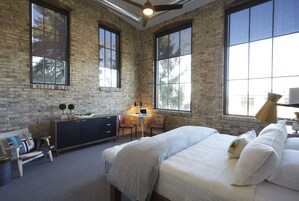 Suite Luxury, 1 letto king, bagno privato, ad angolo | Biancheria da letto di alta qualità, materassi a doppio strato