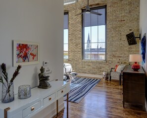 高級寢具、舒適加層、書桌、隔音