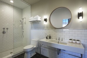 Een douche, een regendouche, gratis toiletartikelen, een haardroger