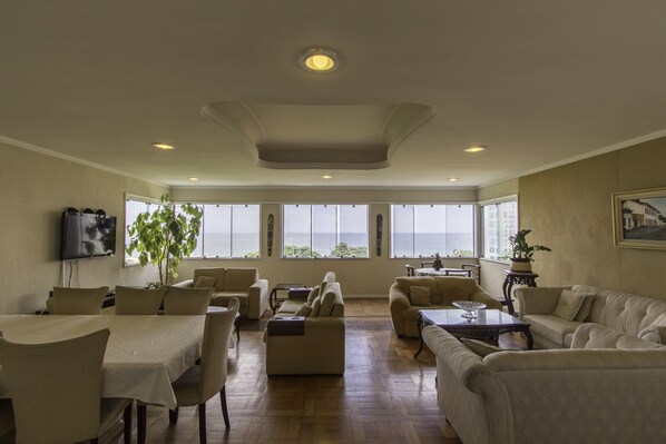 Departamento, 3 habitaciones | Área de sala de estar | Televisión de pantalla plana