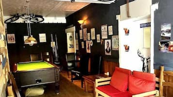 Serves breakfast, lunch and dinner