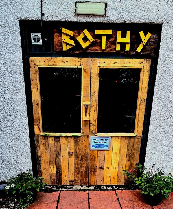 يقدم الفطور، والغداء، والعشاء