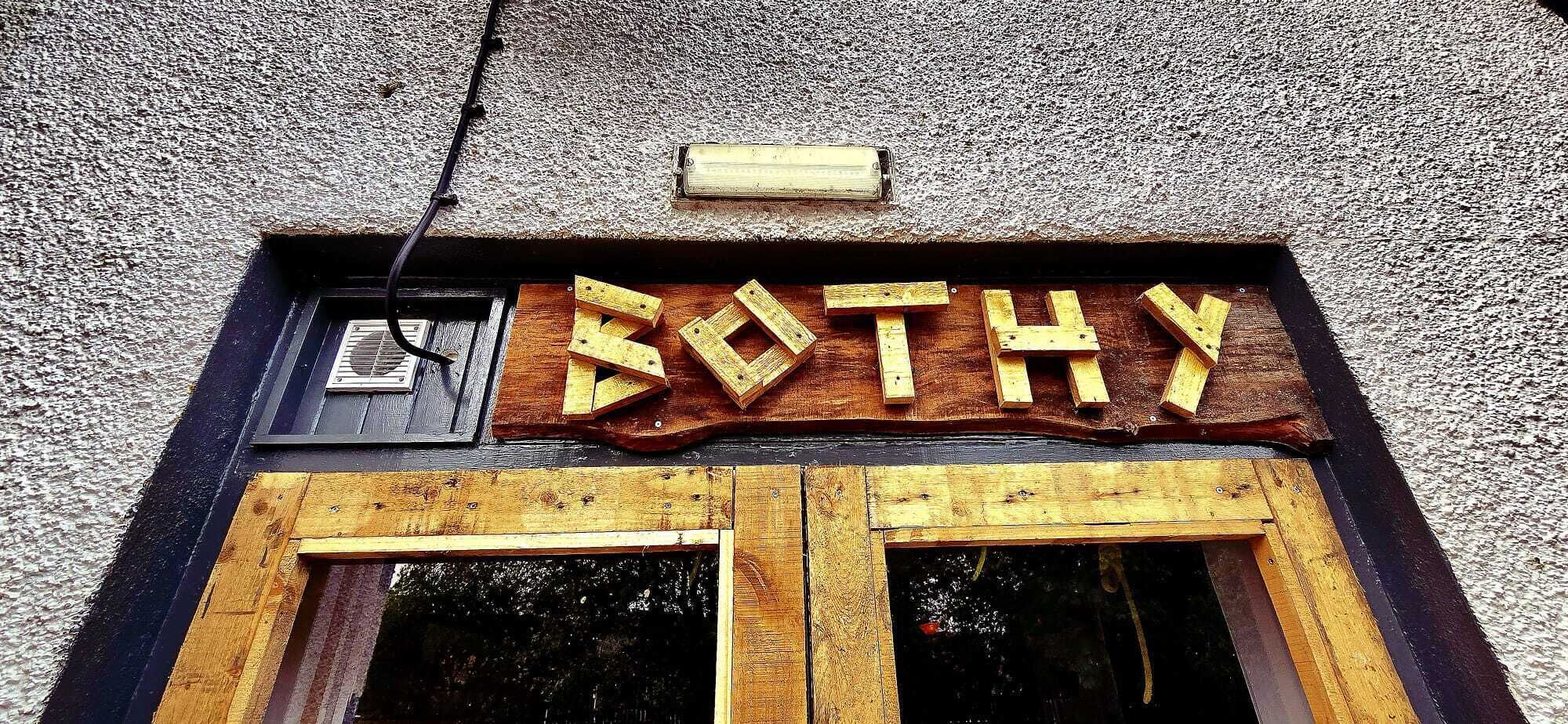 serves breakfast, lunch and dinner