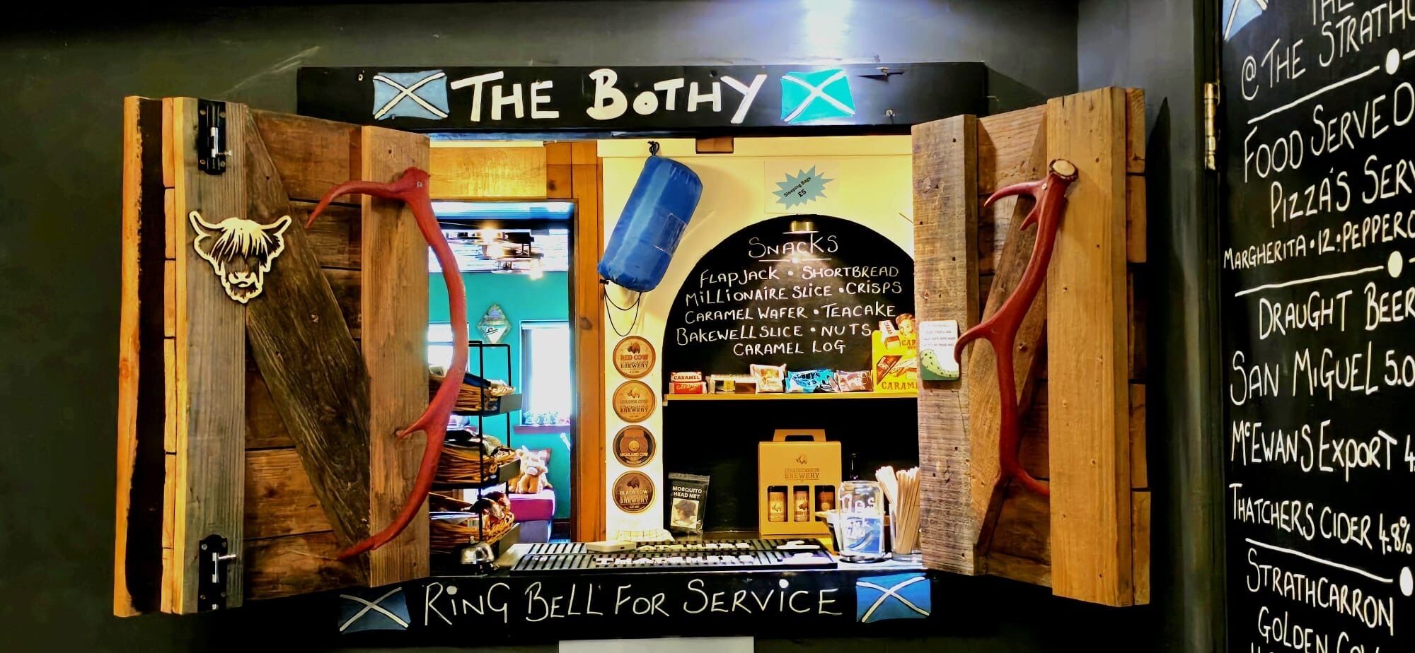 serves breakfast, lunch and dinner