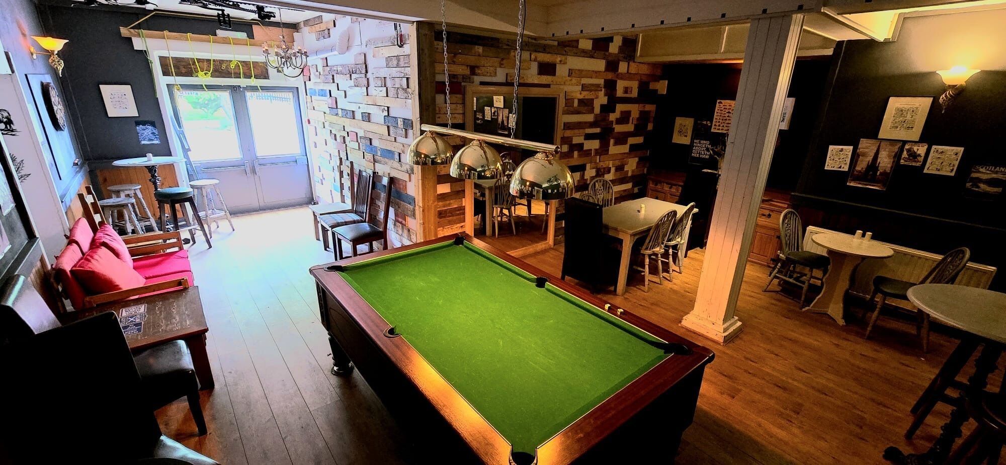 serves breakfast, lunch and dinner