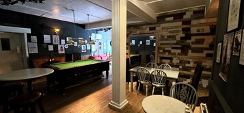 Serve café da manhã, almoço e jantar 