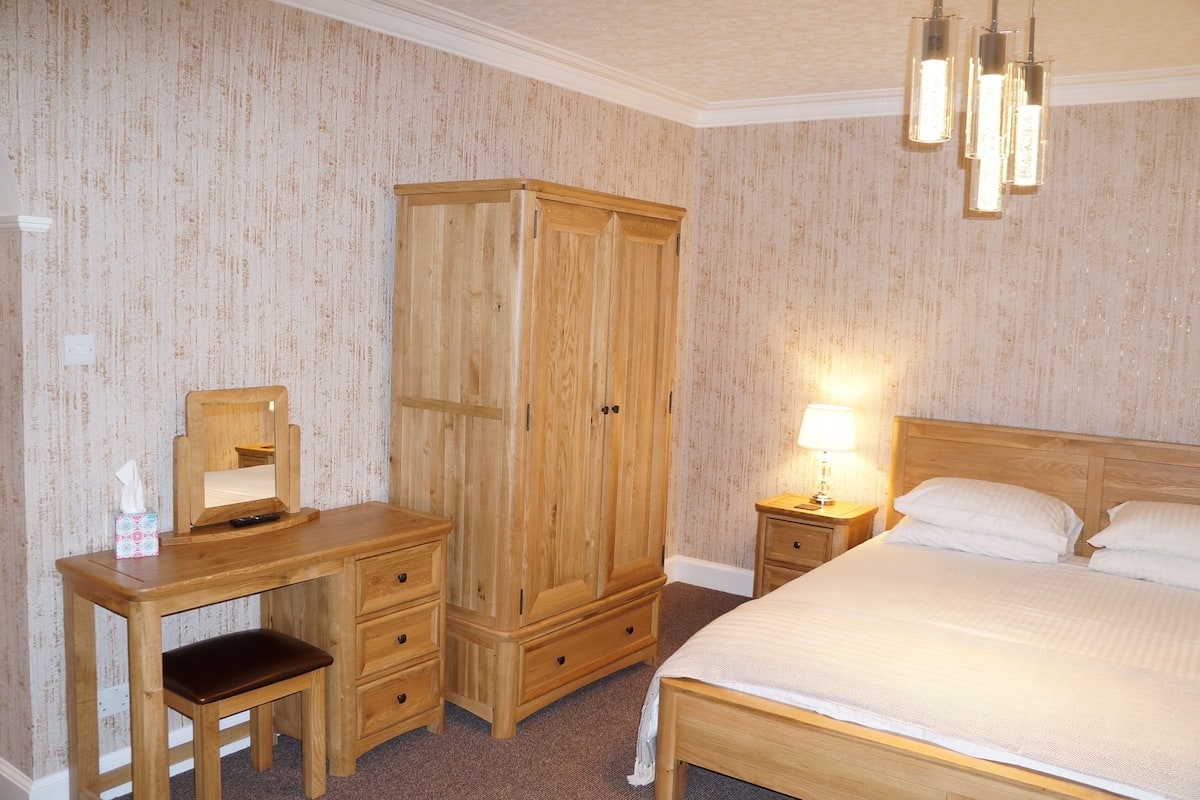 Executive Double Room, 1 King Bed, Sea View, Annex Building | In-room safe, WiFi (free), bed sheets