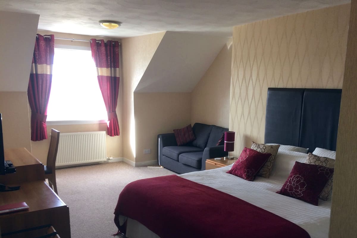 In-room safe, WiFi (free), bed sheets