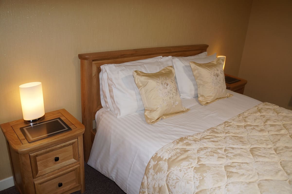 Premium Apartment, Multiple Beds, Ground Floor | In-room safe, WiFi (free), bed sheets