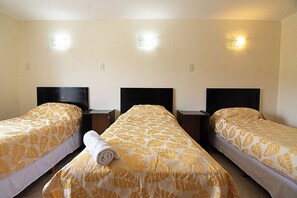 Triple Room, Private Bathroom | Free WiFi, bed sheets - Pioneros del Valle Hostel (El Chalten)