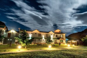 Front of property – evening/night - Pioneros del Valle Hostel (El Chalten)