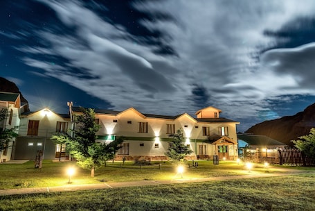Fachada de la propiedad por la tarde o noche