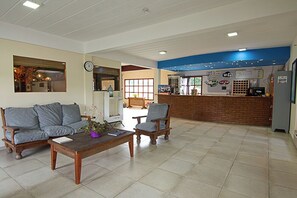 ฝ่ายต้อนรับ