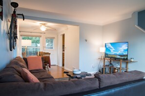 Appartamento, 2 camere da letto | Area soggiorno | TV