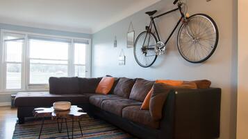 Kondominium, 2 kamar tidur | Ruang keluarga | TV