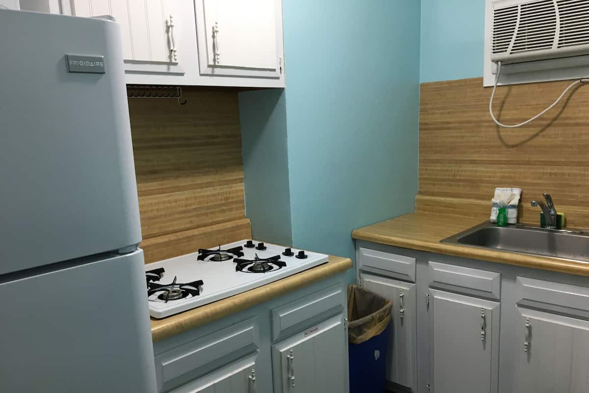 Wasserkocher mit Kaffee-/Teezubehör, Kühlschrank, Mikrowelle