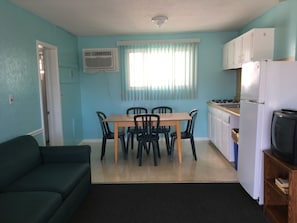 Een koelkast, een microgolfoven, een koffiezetapparaat/waterkoker