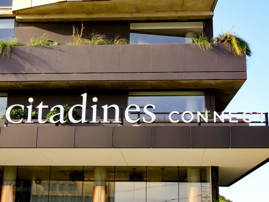 En modern byggnad med en skylt som visar texten ”citadines connect”.