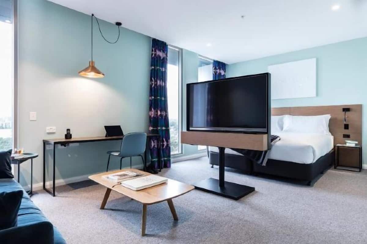 Minibar, värdeförvaringsskåp på rummet och individuell inredning