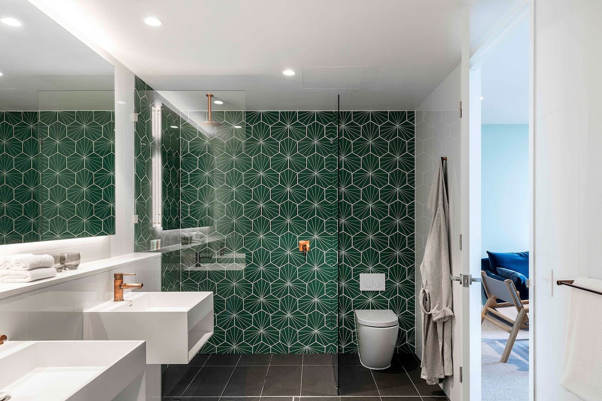 shower, rainfall showerhead, free toiletries, hair dryer