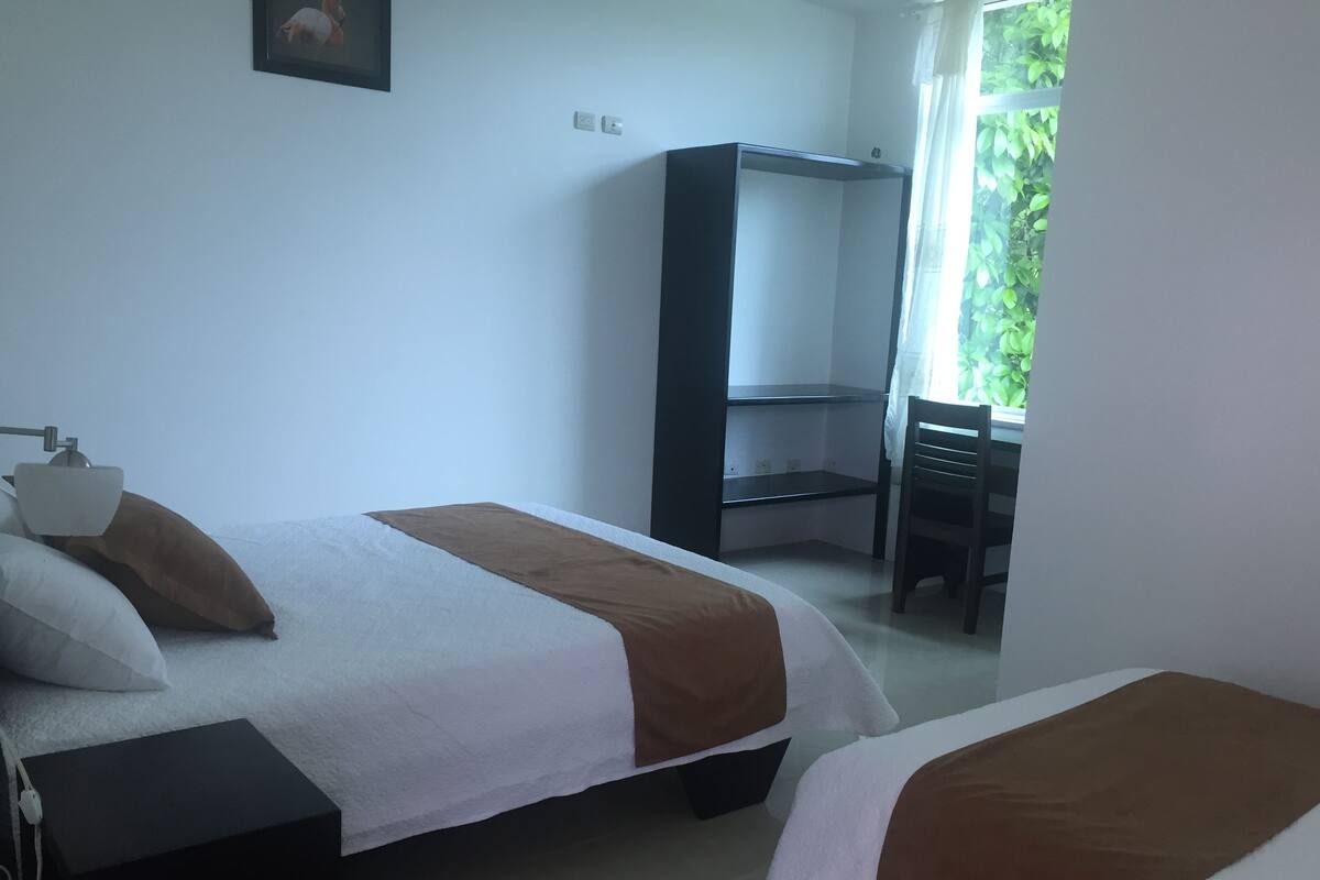 Twin kamer | Een bureau, gratis wifi