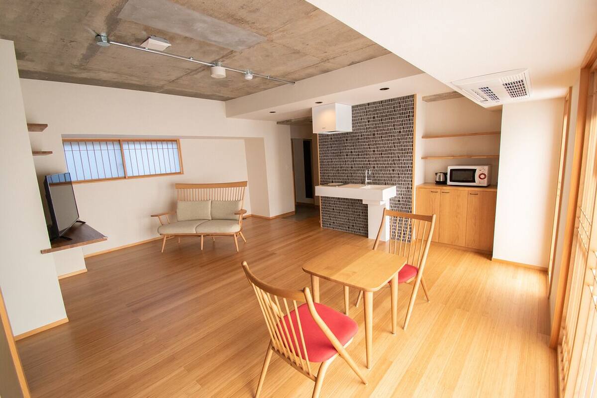 Een modern interieur met een eethoek, keuken en zithoek.