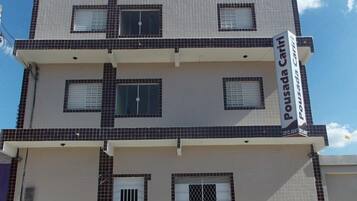 Um edifício de dois andares com uma placa que diz 'Polícia Usada Cari'.