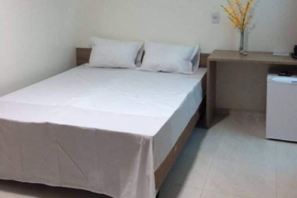 Frigobar, escrivaninha, ferros/tábuas de passar roupa, Wi-Fi de cortesia