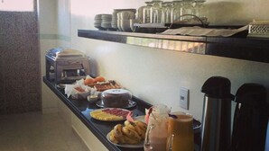 Un buffet proposant une variété de plats et de boissons.