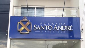 Une devanture de magasin avec une enseigne bleue sur laquelle on peut lire « Pousada Santo André ».
