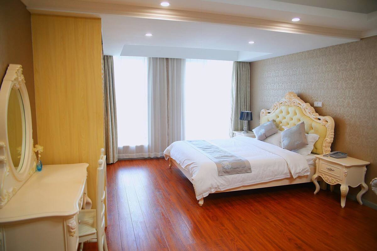 Deluxe King Room | Desk, blackout curtains, soundproofing, iron/ironing board (on request)