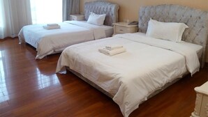 Kamar Twin Deluks | Meja kerja, tirai kedap cahaya, kedap suara, dan setrika/meja setrika
