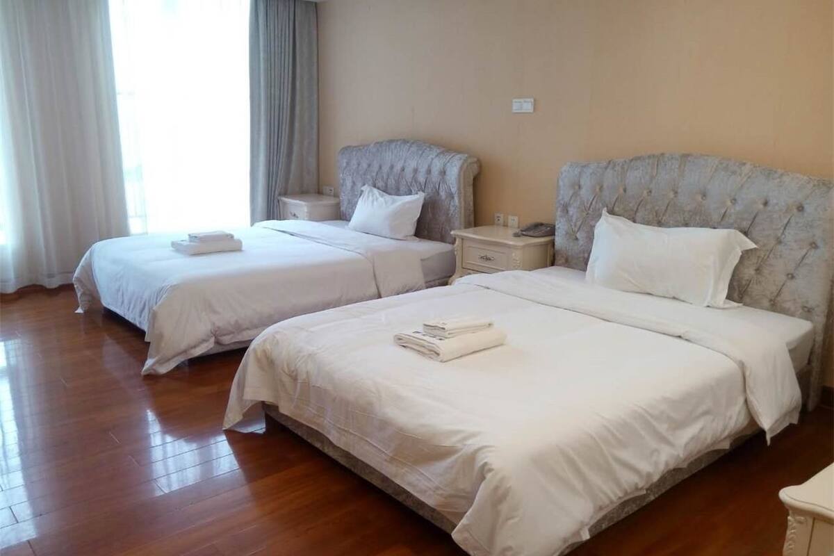 Deluxe Twin Room | Desk, blackout curtains, soundproofing, iron/ironing board (on request)