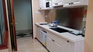 Kamar Deluks | Dapur pribadi | Lemari es, microwave, kompor, dan ketel listrik
