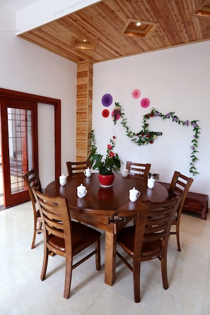Se sirven desayunos, almuerzos, cenas y cocina local