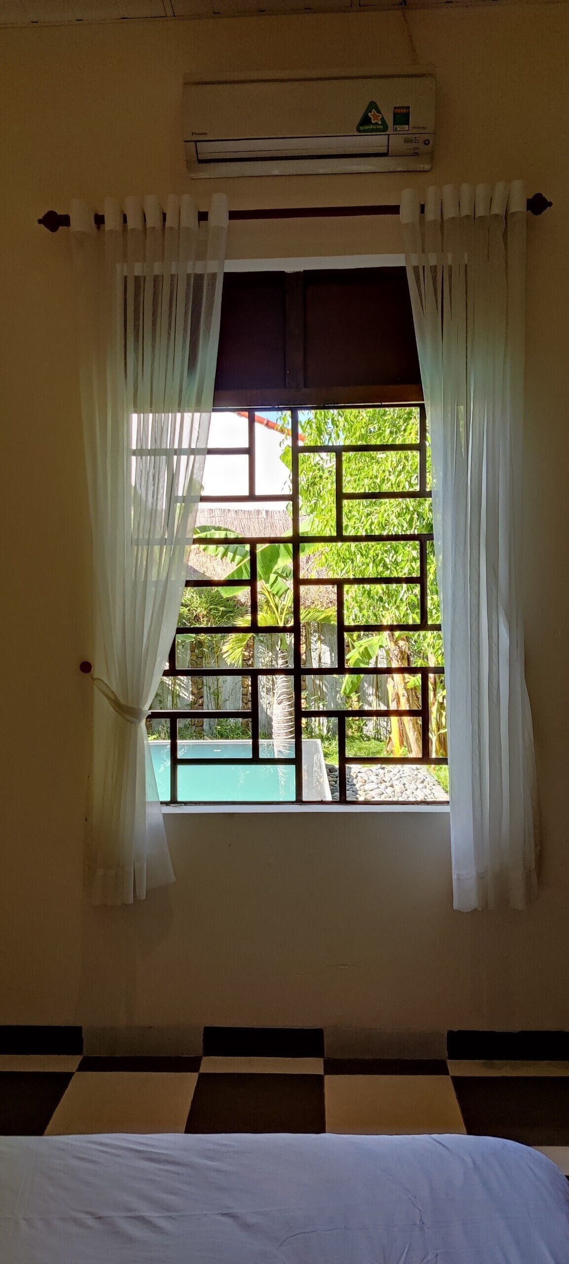 3 bedrooms, pillowtop beds, desk, blackout drapes