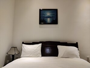 3 bedrooms, pillow-top beds, desk, blackout curtains