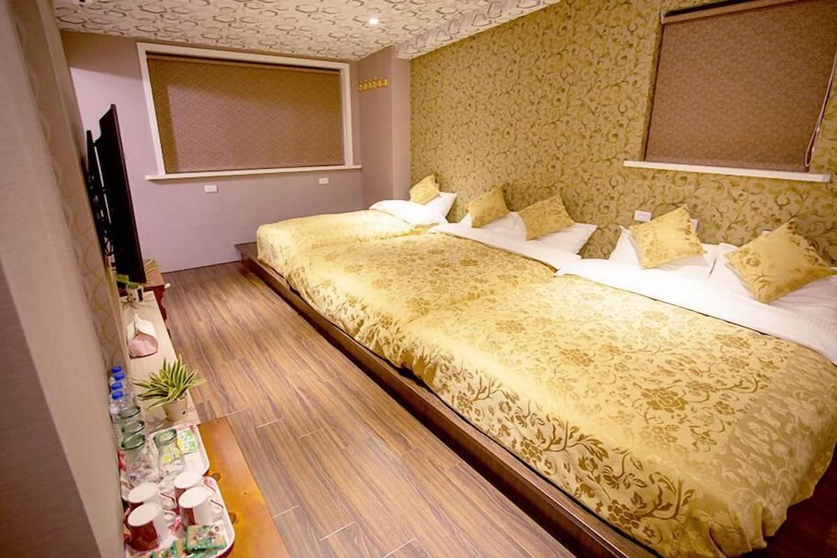 Standard Room (5-Person) | Desk, blackout drapes, free WiFi